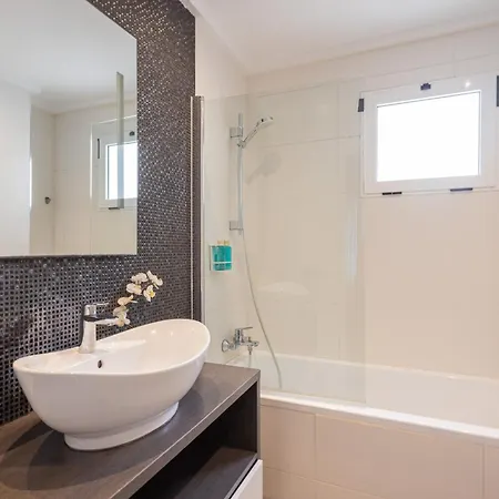 Daire Florit Flats - Stylish 2 Bedroom Ac Wifi Terrace Attic In Center *